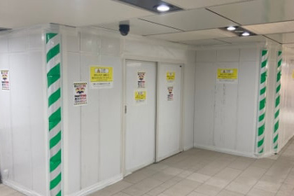 駅構内の通路に設置した屋内仮囲い