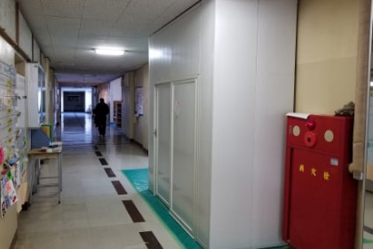 学校の廊下に設置した屋内仮囲い