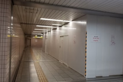 地下通路に設置した屋内仮囲い