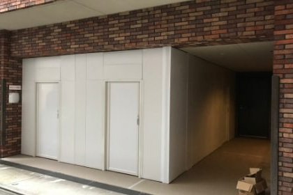建物入口の外構に設置した屋内仮囲い