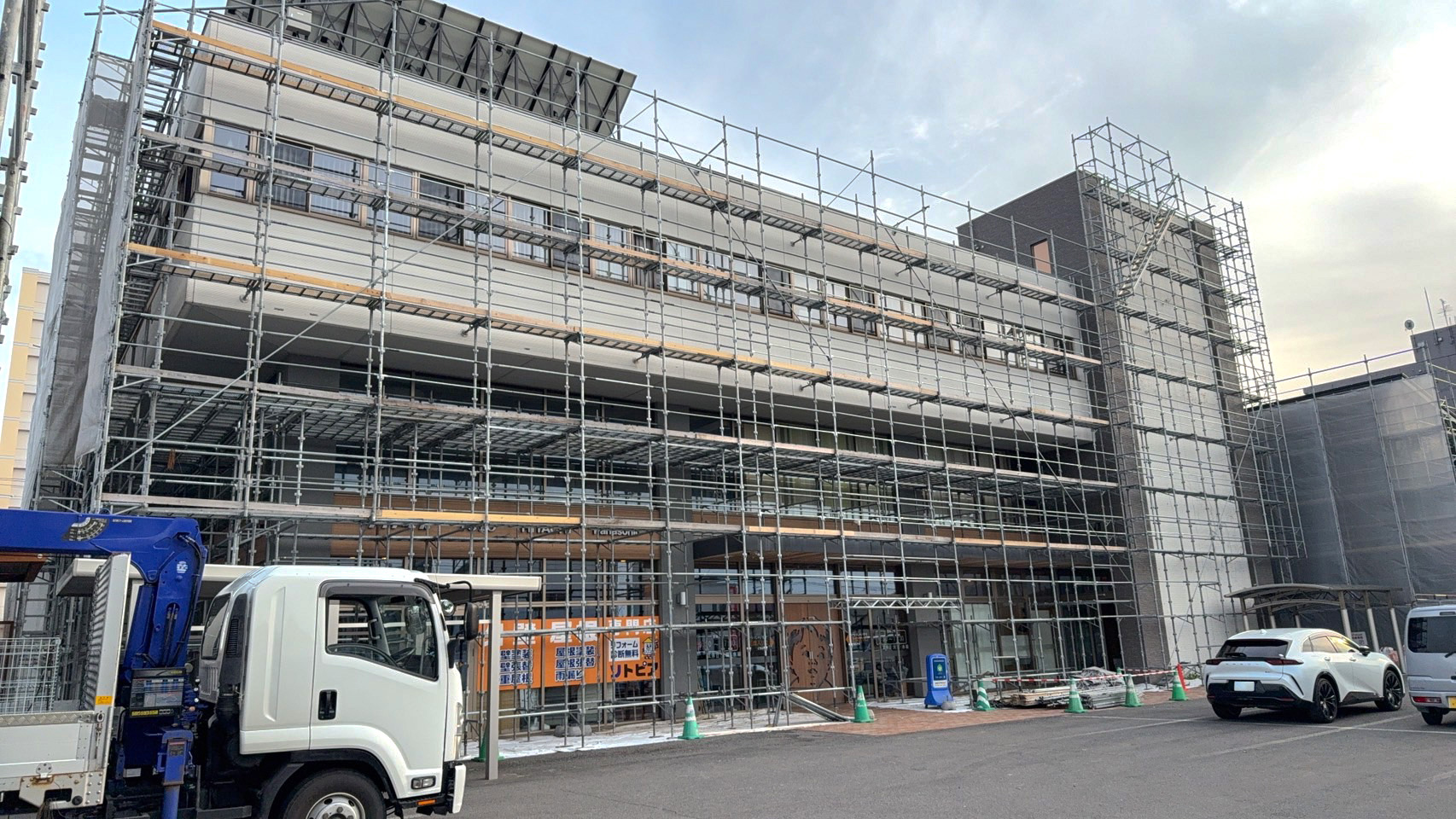 高速道路トンネル工事足場組立中