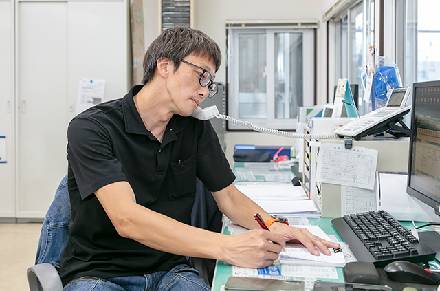 電話でお問い合わせに対応するスタッフ