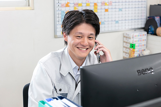 電話でお客様と打ち合わせをする様子