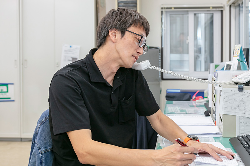 電話を受けながら伝票を確認する様子