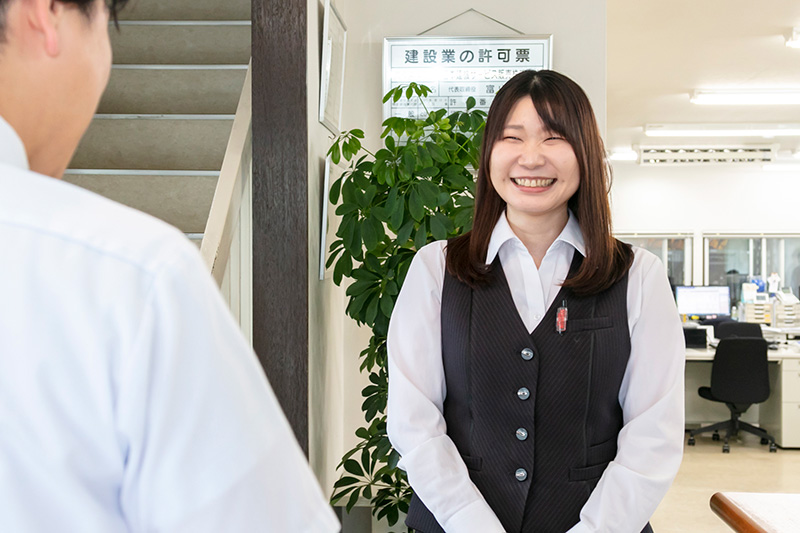 来客対応する様子